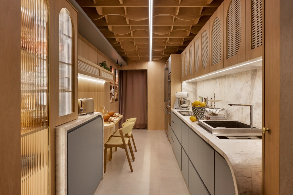 Detalhes em palhinha dão charme retrô a cozinha com horta e cristaleira