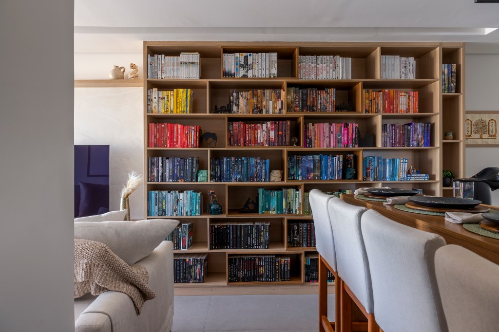 Funkos e livros ganham destaque em reforma de apê de 64 m²