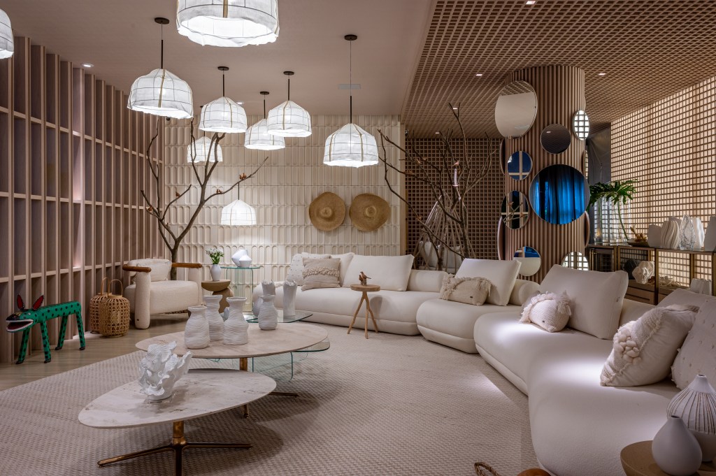 Jogo de luz e sombra: madeiras e muxarabi são destaque em lounge