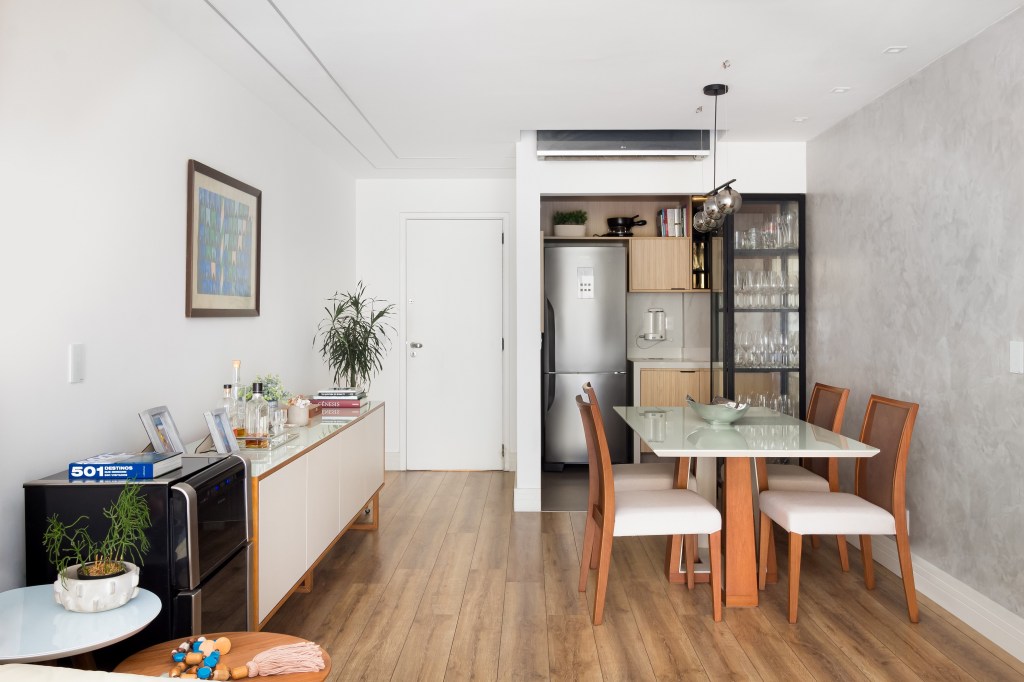 Parede entre sala e cozinha é demolida e dá lugar à cristaleira neste apê