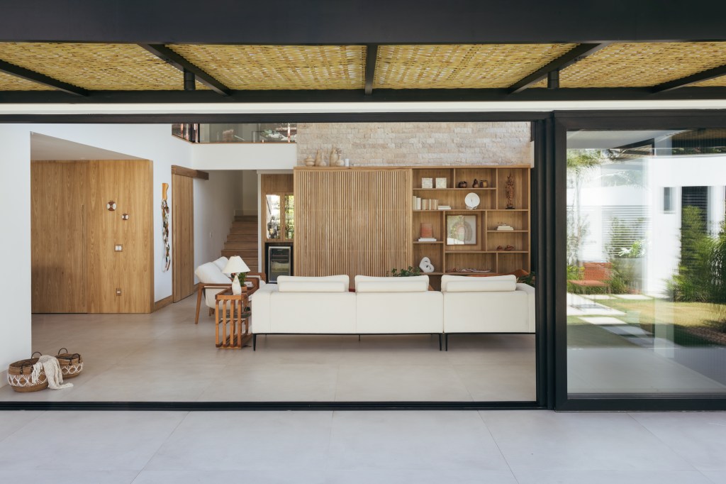 pergolados-forro-fibras-bambu-trancadas-envolvem-casa-195-m-amanda-miranda-10 Pergolados com forro em fibras de bambu trançadas envolvem casa de 195 m². Projeto de Amanda Miranda. Na foto, sala de estar, portas de vidro,