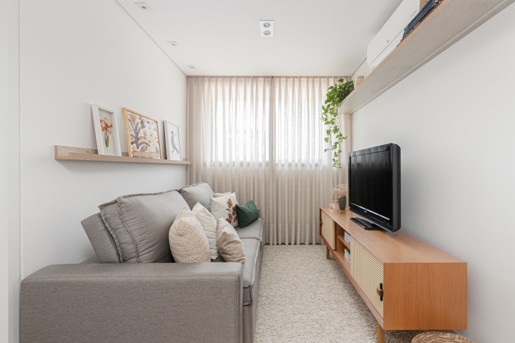 Reforma em apê transforma varanda das suítes em sala íntima aconchegante