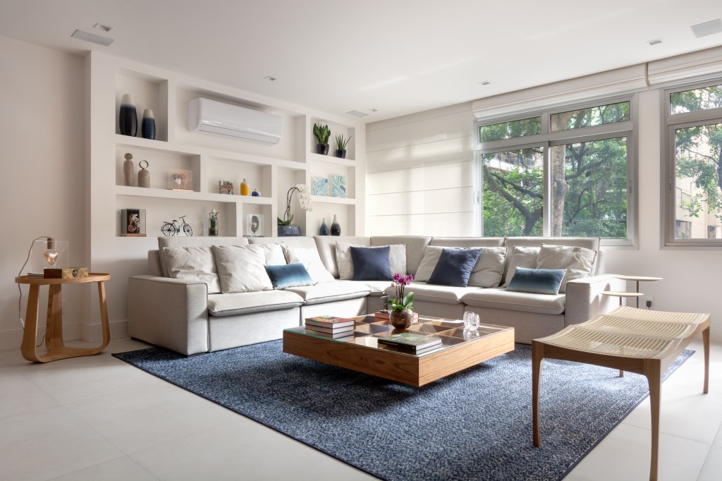 Reforma cria estante em gesso acartonado para acomodar tubulações