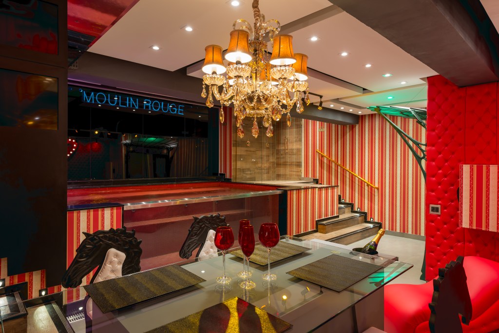 Suite MOULIN ROIUGE – MOTEL SWING Suíte Temáticas de motel: divirta-se com esses 6 projetos criativos