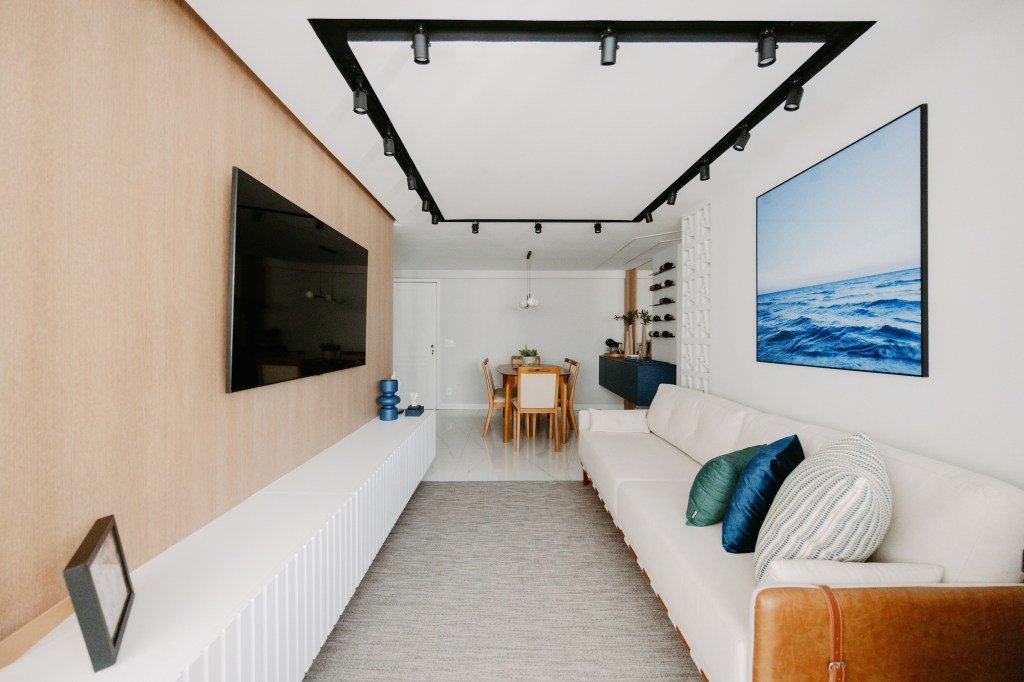 Ambientes integrados e paleta clara dá frescor a apê de 100 m²