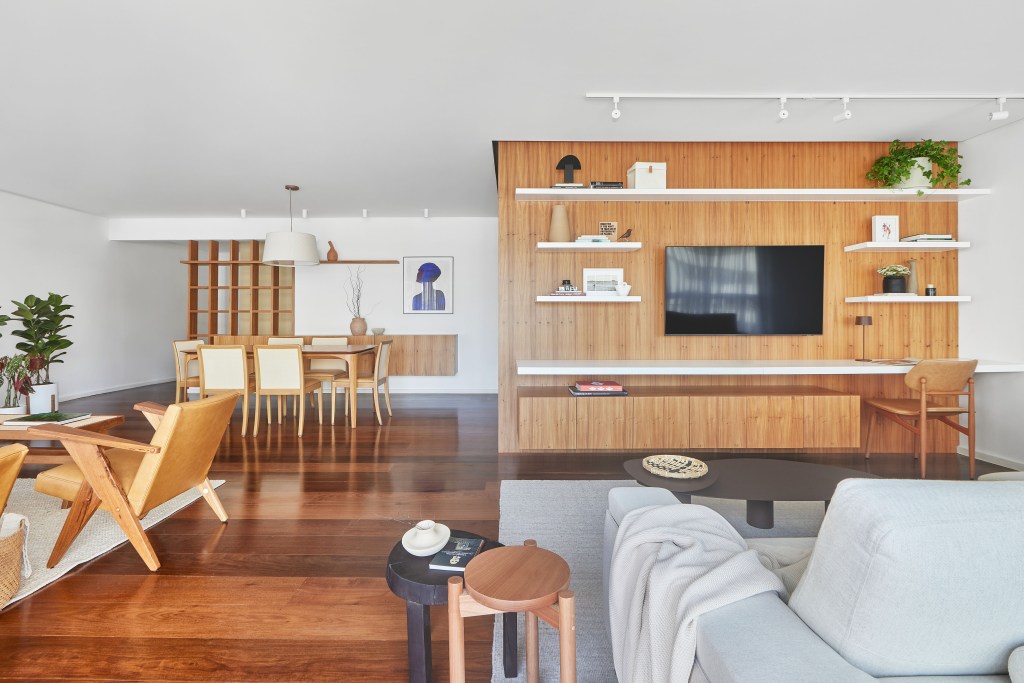 Apê tem piso de ipê na sala e cerâmicas de estampa geométrica na cozinha