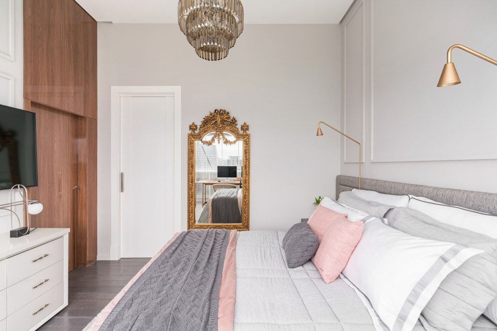 Decoração clássica: boiseries, molduras vitorianas e brises nunca saem de moda