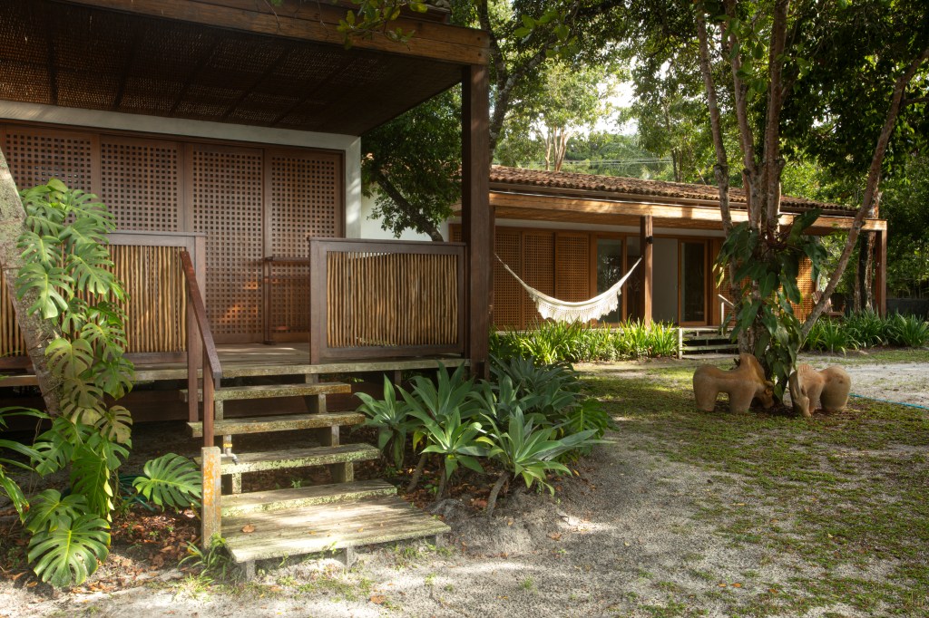 Casa sustentável na beira de rio fica integrada à natureza e à comunidade local. Projeto de Daniel Fromer.