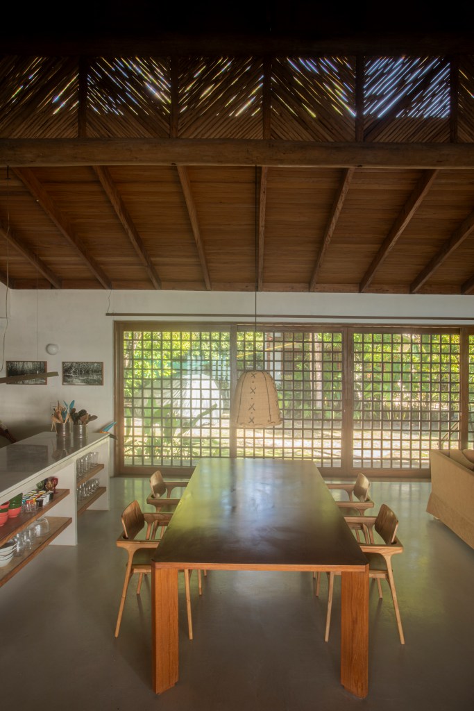 Casa sustentável na beira de rio fica integrada à natureza e à comunidade local. Projeto de Daniel Fromer.