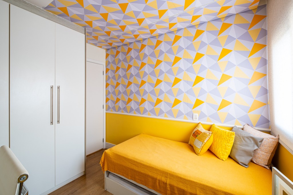 paleta-de-cor-de-ape-escolhida-com-base-psicologia-das-cores-luciana-patriarcha-08-amarelo-papel-de-parede Paleta de cor de apê de 129 m² foi escolhida com base na psicologia das cores. Projeto de Luciana Patriarcha. Na foto, quarto com home office, papel de parede amarelo geométrico.