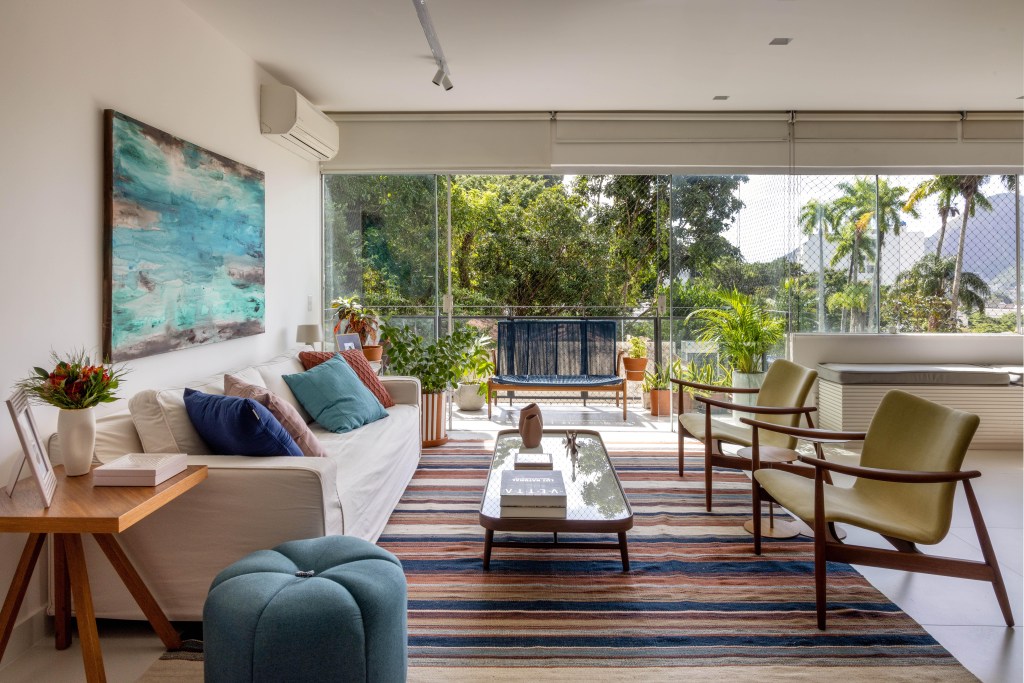 Reforma de apê de 142 m² valoriza vista para Mata Atlântica e cria cozinha integrada