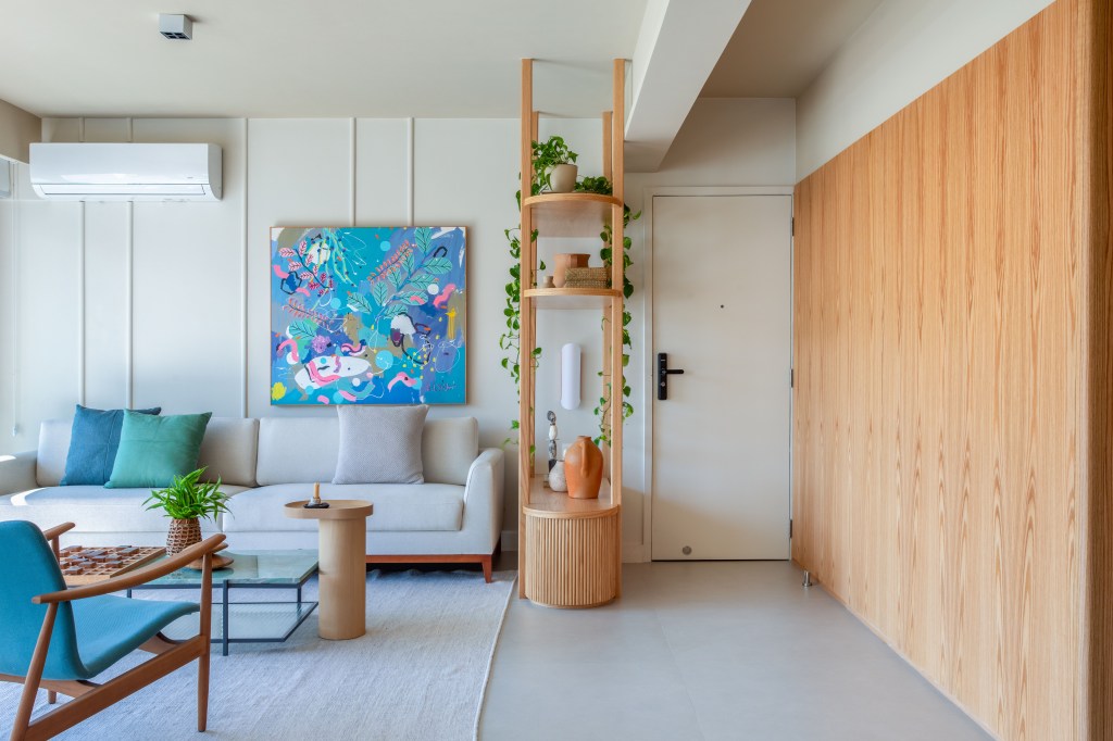 Reforma cria quarto de casal com papel de parede degradê e marcenaria multifuncional