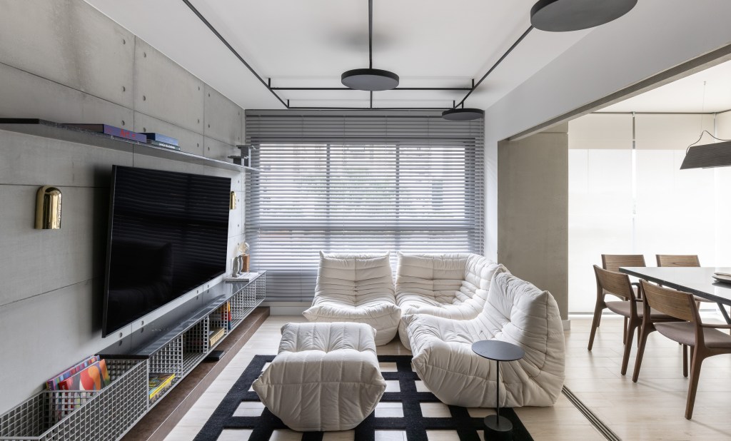 Serralheria e linhas formando grids dão ar urbano à apartamento de 70 m²