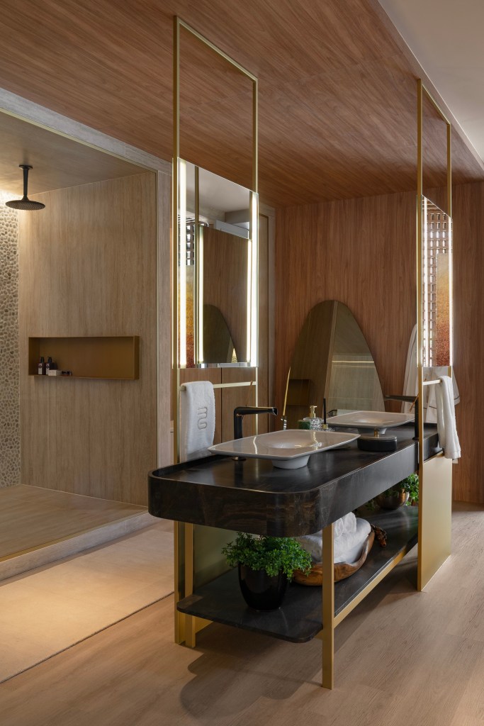 Suíte em tons neutros aposta no vinílico para o dormitório e porcelanato para banheiro. Projeto de BorgesGodoy Arquitetura para a CASACOR Minas.