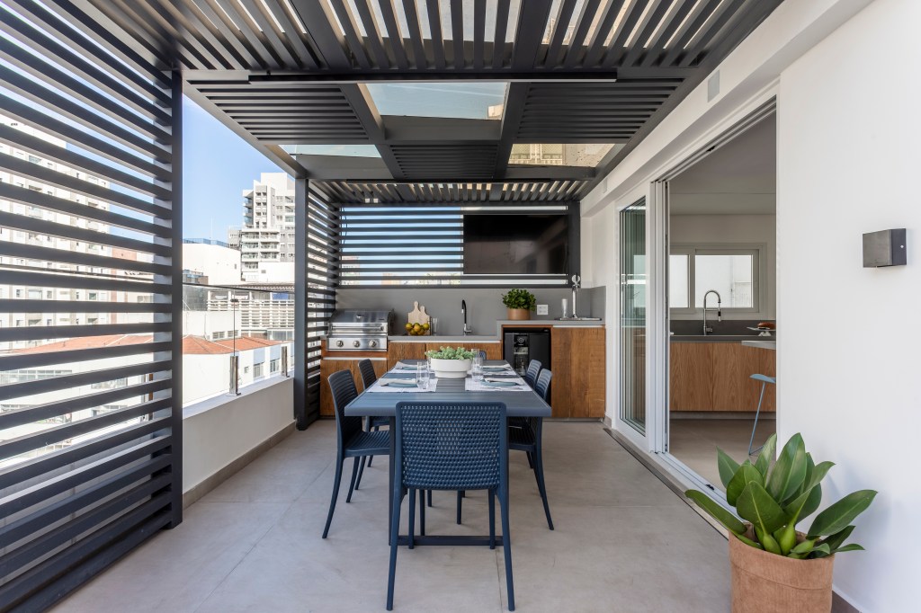 Terraço com churrasqueira, cervejeira e chopeira é local perfeito para lazer em apê