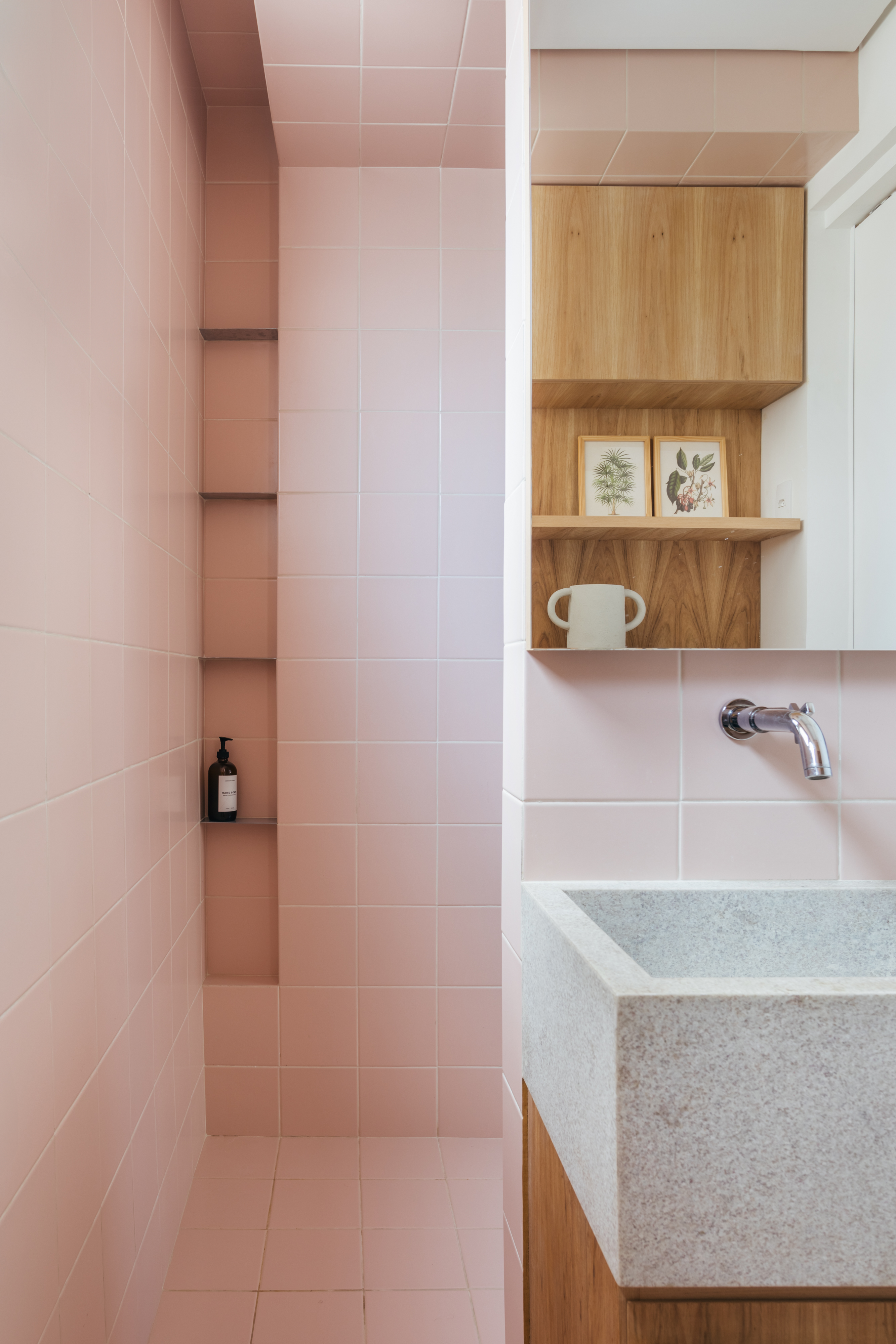 Sala de estar &eacute; ampliada com integra&ccedil;&atilde;o ao quarto, de OCCA+ Arquitetura. Na foto, banheiro com revestimento rosa e box com nicho.