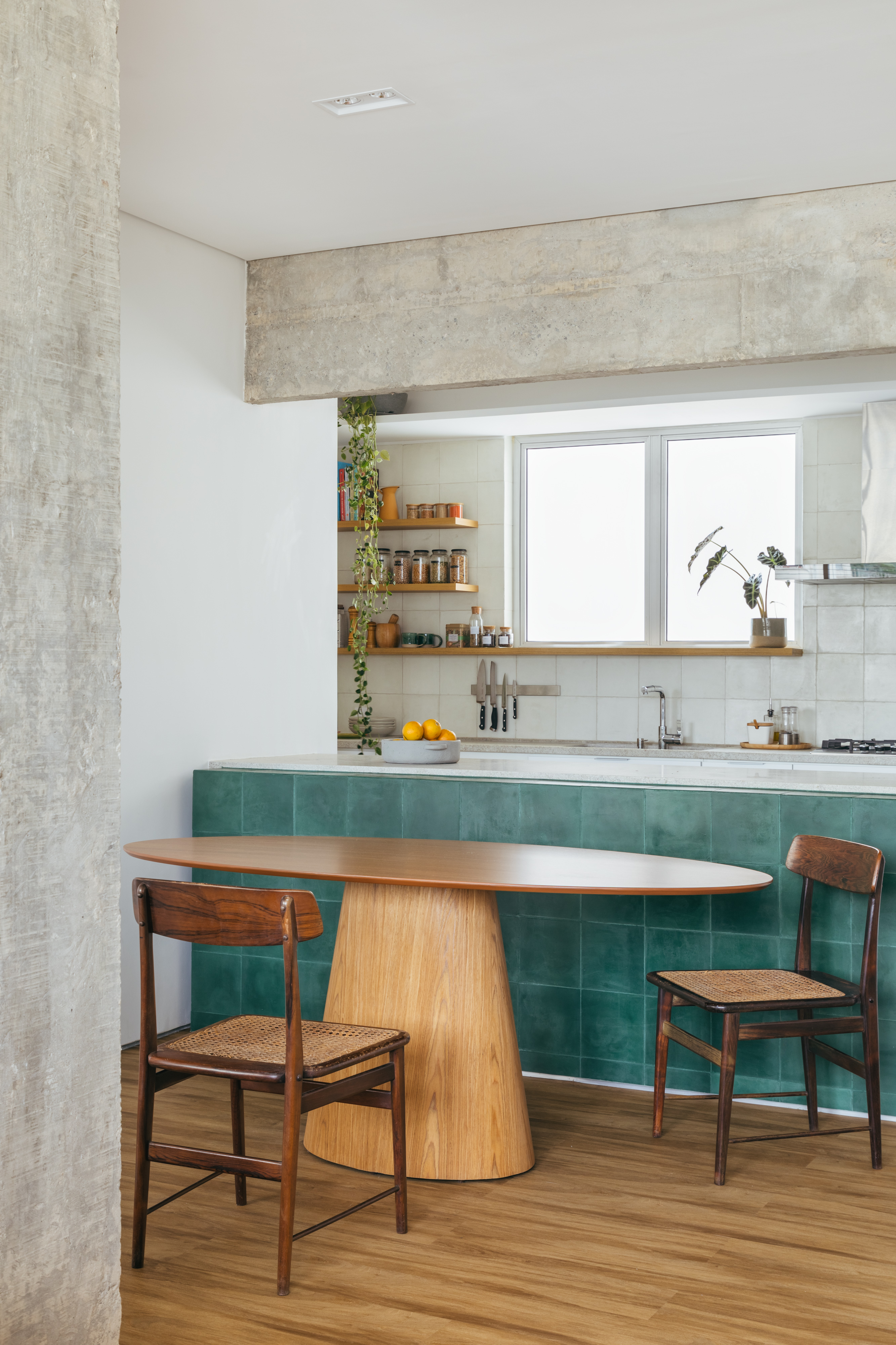 Sala de estar &eacute; ampliada com integra&ccedil;&atilde;o ao quarto, de OCCA+ Arquitetura. Na foto, cozinha com detalhes em verde.