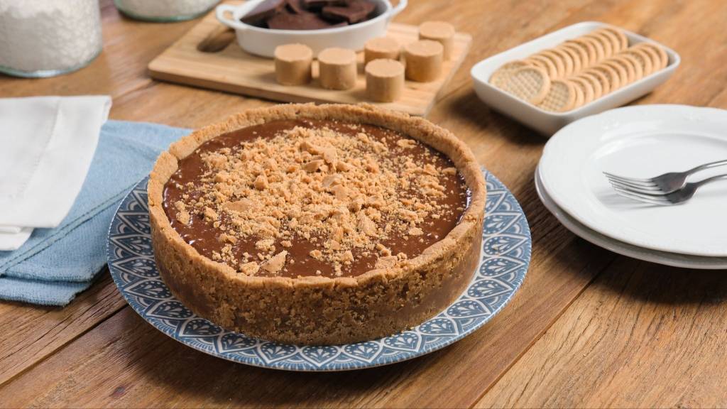 Torta fácil e simples de chocolate, paçoca e biscoito